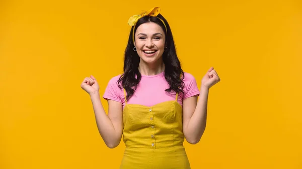 Весела брюнетка жінка показує так жест ізольовано на жовтому — стокове фото