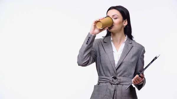 Empresária com prancheta bebendo café para ir isolado em branco — Fotografia de Stock