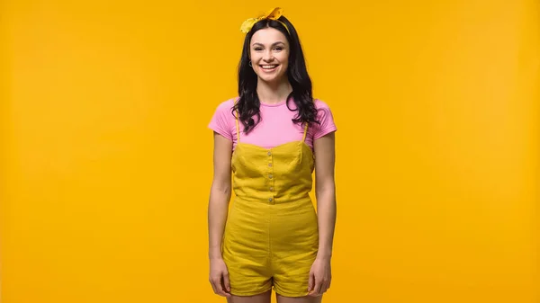 Jolie femme souriante à la caméra isolée sur jaune — Photo de stock