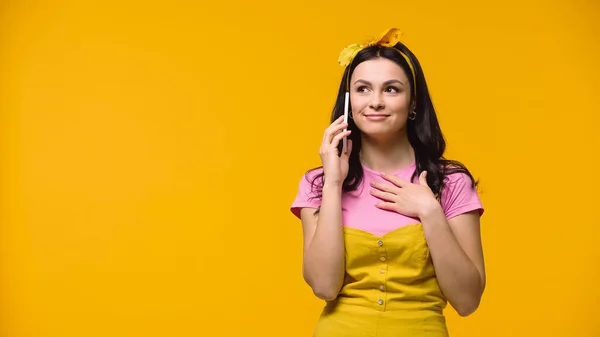 Joyeuse femme parlant sur téléphone mobile isolé sur jaune — Photo de stock