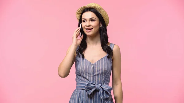 Woman in straw hat talking on smartphone isolated on pink — Stock Photo