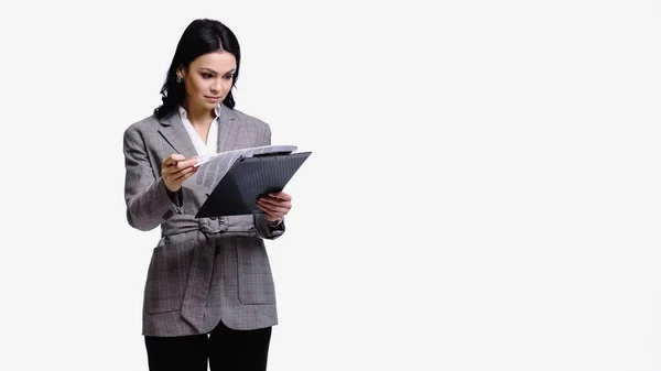 Femme d'affaires regardant des papiers sur presse-papiers isolé sur blanc — Photo de stock