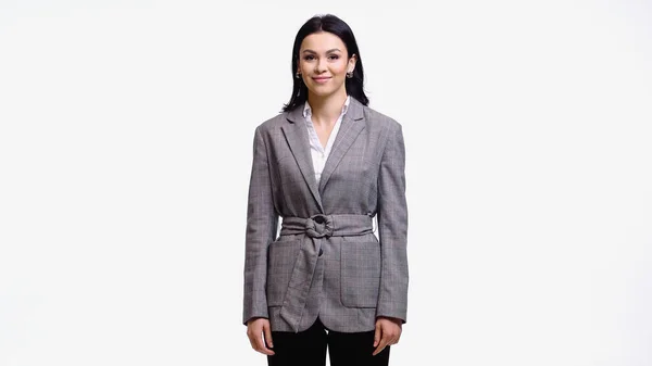 Sorridente donna d'affari in giacca guardando la fotocamera isolata su bianco — Foto stock