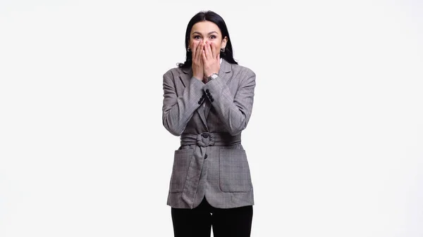 Удивительная деловая женщина, закрывающая рот руками, изолированными на белом — стоковое фото