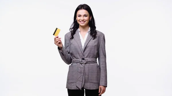 Alegre empresaria sosteniendo tarjeta de crédito aislada en blanco - foto de stock