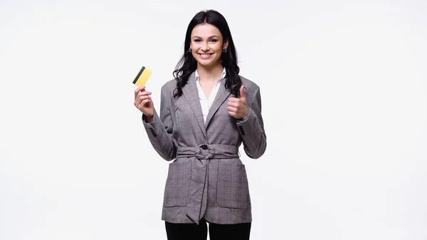 Mujer de negocios sonriente con tarjeta de crédito que muestra como aislado en blanco - foto de stock