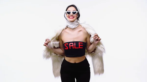 Stilvolle Frau in flauschiger Jacke und Top mit Verkauf Schriftzug isoliert auf weiß — Stockfoto