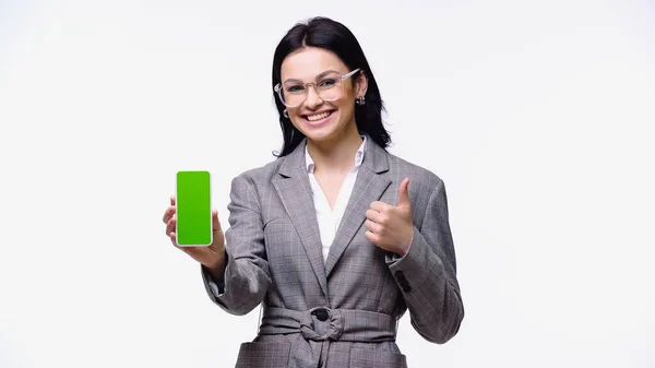 Empresaria en gafas graduadas mostrando como y smartphone con croma key aislado en blanco - foto de stock