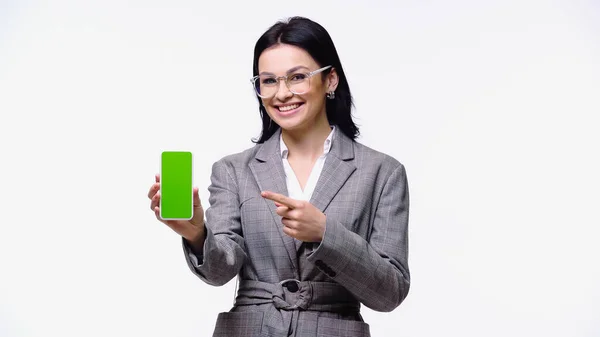 Менеджер указывая на смартфон с зеленым экраном изолированы на белом — стоковое фото