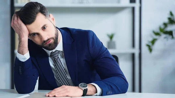 Depressiver Geschäftsmann in offizieller Kleidung sitzt im Büro — Stockfoto