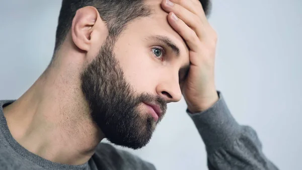 Frustrierter Mann berührt Stirn mit der Hand — Stockfoto