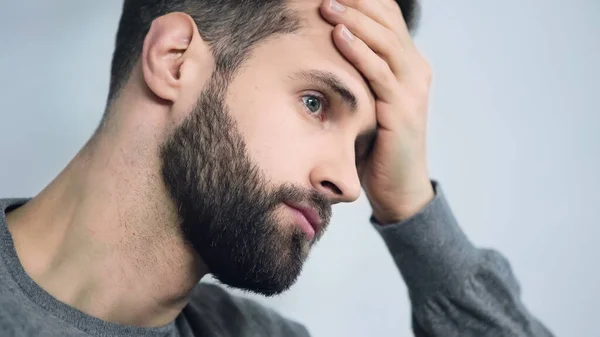 Homme frustré touchant le front avec la main — Photo de stock