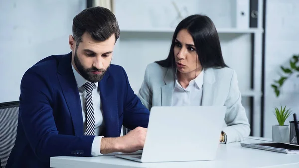 Mujer de negocios disgustado mirando gerente molesto en la oficina - foto de stock