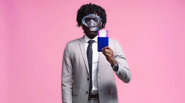 Homme d'affaires afro-américain en masque de plongée avec passeport isolé sur rose — Photo de stock