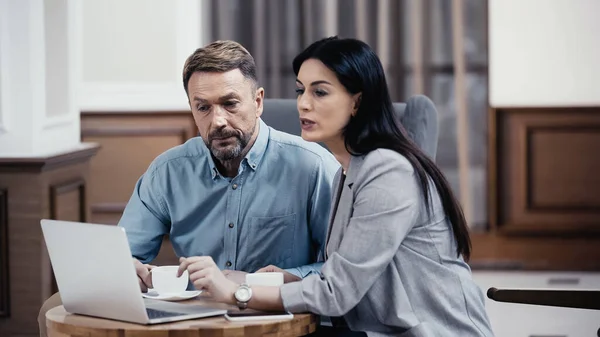 Geschäftspartner arbeiten mit Laptop in Lobby des Restaurants — Stockfoto