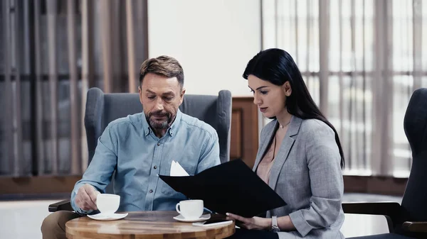 Business colleagues working together in restaurant lobby — Photo de stock