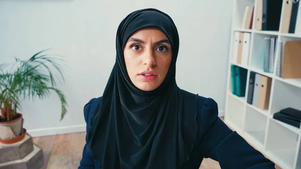 Musulmana mujer de negocios en hijab mirando a la cámara - foto de stock