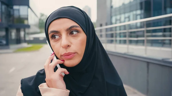 Arabo donna in hijab avendo telefonata al di fuori — Foto stock