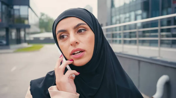 Giovane donna araba in hijab avere telefonata al di fuori — Foto stock