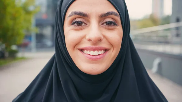 Close up of joyful muslim woman looking at camera outside — Stock Photo