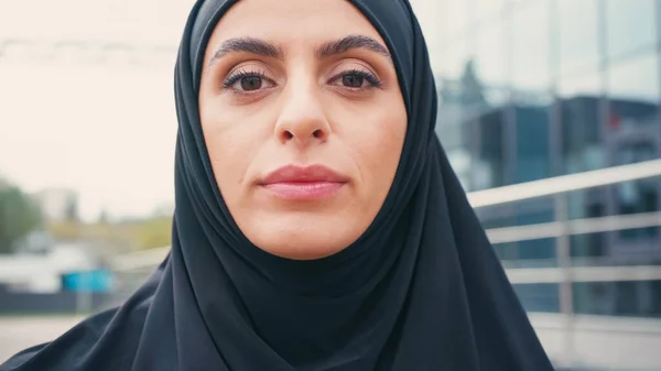 Close up de mulher muçulmana olhando para a câmera fora — Fotografia de Stock