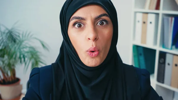 Surprised muslim businesswoman in hijab looking at camera — Stock Photo