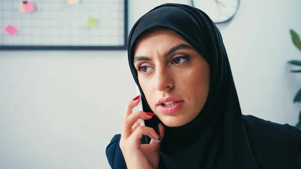 Mulher de negócios muçulmana no hijab falando no celular no escritório — Fotografia de Stock