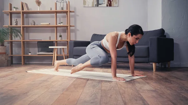 Entrenamiento de deportista enfocado en casa - foto de stock