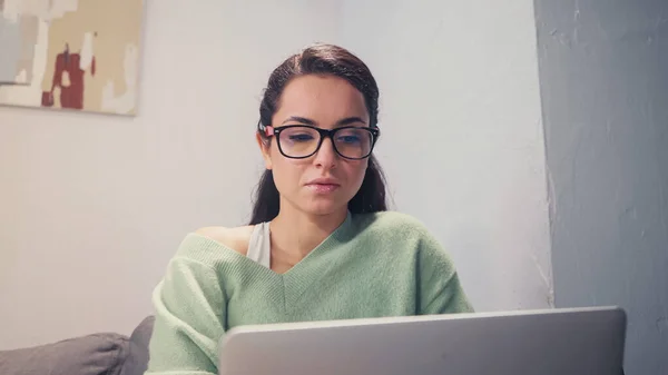 Freelancer trabalhando em laptop desfocado em casa — Fotografia de Stock