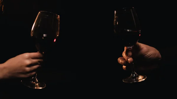 Ausgeschnittene Ansicht eines Paares mit Gläsern mit Wein isoliert auf schwarz — Stockfoto