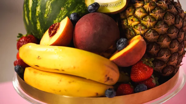 Primo piano di vari deliziosi frutti e bacche sul supporto torta — Foto stock