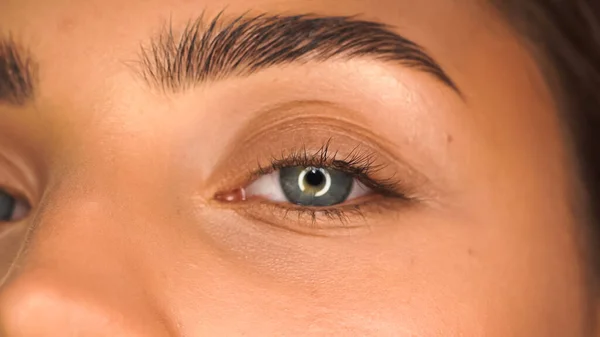 Visão parcial da mulher com olho azul olhando para a câmera — Fotografia de Stock