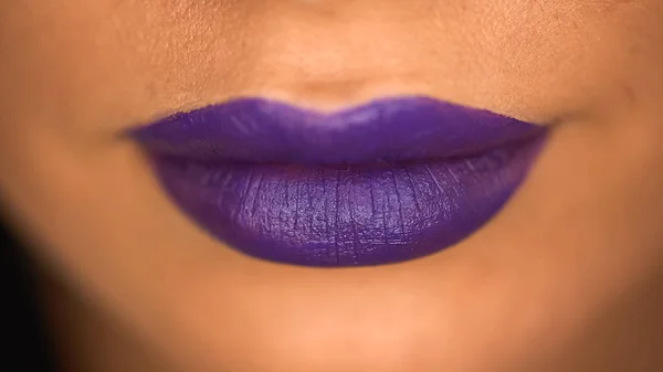 Частичный взгляд женщины с пурпурными губами — стоковое фото