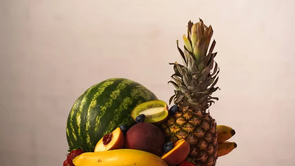 Различные вкусные фрукты и ягоды на розовый — стоковое фото
