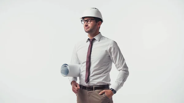 Ingenieur mit Blaupause steht isoliert auf Weiß — Stockfoto