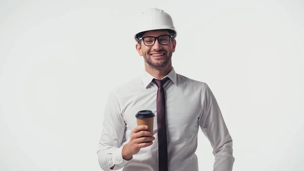 Architecte positif avec tasse en papier regardant la caméra isolée sur blanc — Photo de stock