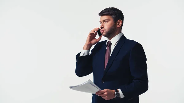 Gerente cansado con documentos hablando en smartphone aislado en blanco - foto de stock