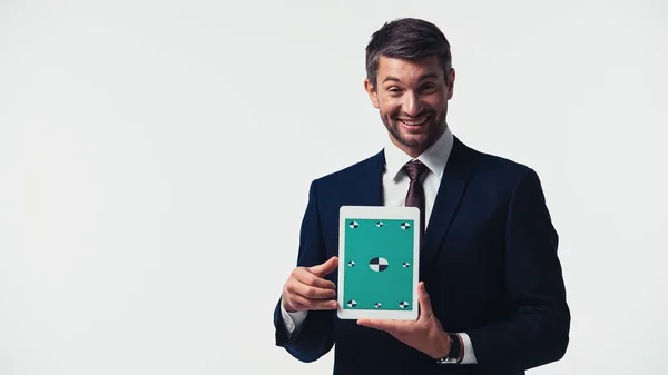 Empresário positivo segurando tablet digital com chave chroma isolado em branco — Fotografia de Stock