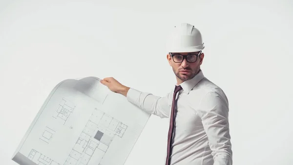 Architetto in hardhat in possesso di cianografia e guardando la fotocamera isolata su bianco — Foto stock