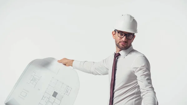 Ingeniero en hardhat que sostiene el plano borroso aislado en blanco - foto de stock