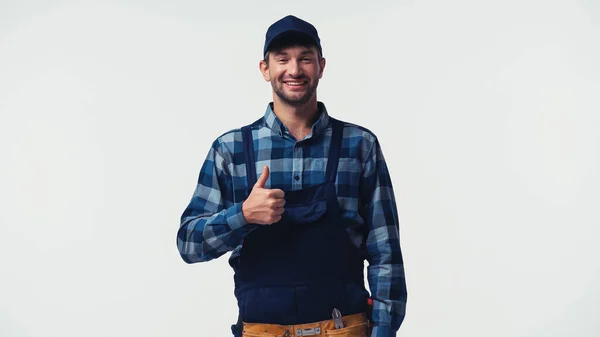 Lächelnder Handwerker in Overalls, der wie eine Geste auf Weiß wirkt — Stockfoto