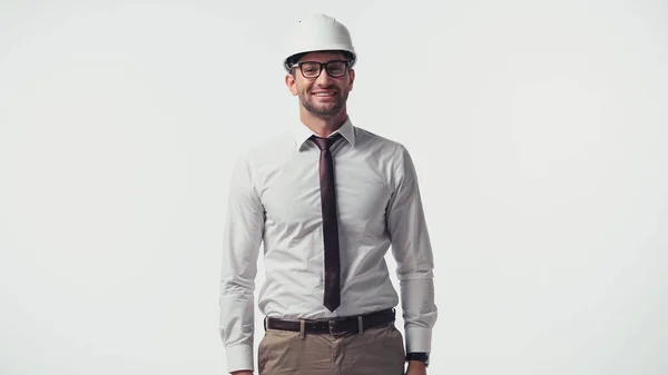 Lächelnder Ingenieur mit Schutzhelm blickt isoliert auf weiße Kamera — Stockfoto