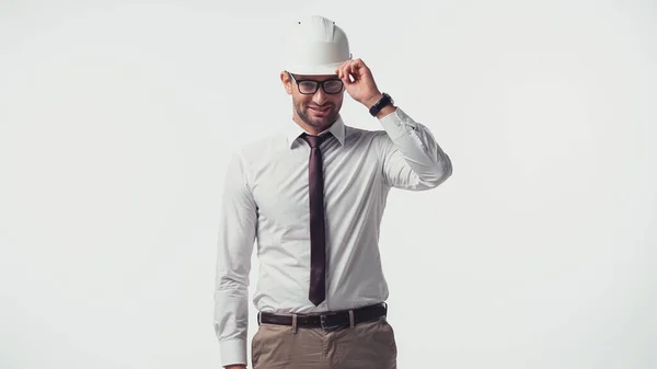 Ingénieur positif ajustant le casque isolé sur blanc — Photo de stock