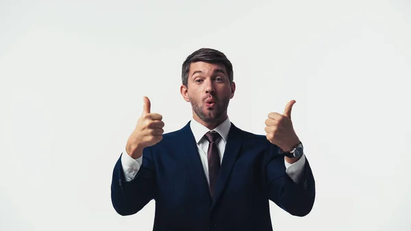 Emocionado hombre de negocios mostrando pulgares hacia arriba aislado en blanco - foto de stock