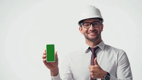 Engenheiro mostrando smartphone com chave chroma e como isolado no branco — Fotografia de Stock