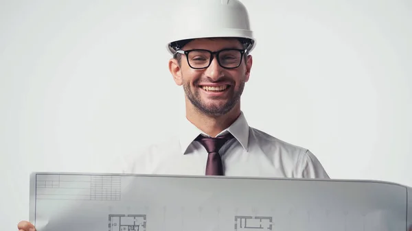 Felice ingegnere in hardhat tenuta offuscata cianografia isolata su bianco — Foto stock