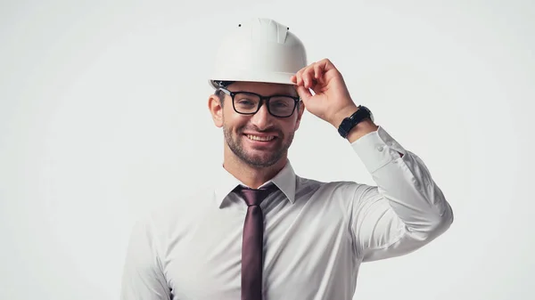 Arquitecto positivo en gafas con casco protector aislado en blanco - foto de stock