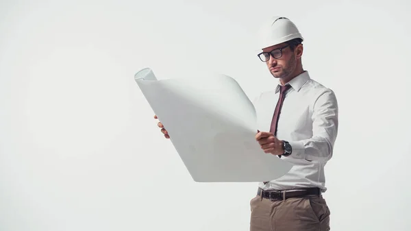 Ingeniero en camisa y casco sosteniendo plano aislado en blanco - foto de stock