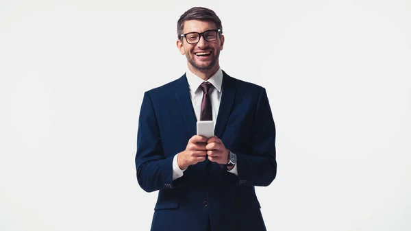 Fröhlicher Geschäftsmann mit Brille hält Smartphone isoliert auf weißem Grund — Stockfoto