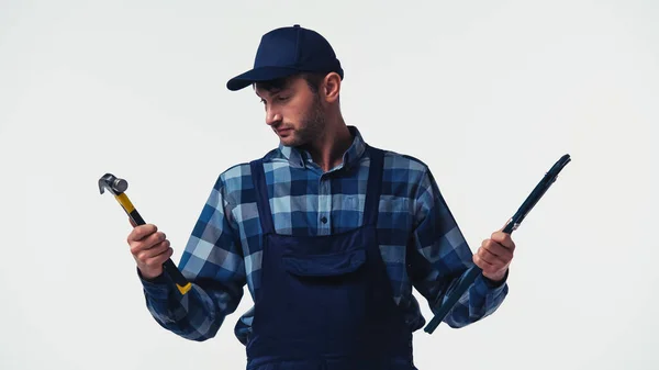 Handyman segurando martelo e chave de tubo isolado em branco — Fotografia de Stock